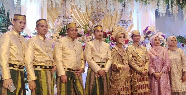 Andi Arsyil, pemeran film "Ketika Cinta Bertasbih" (ujung kiri), meriahkan pesta nikah adiknya di Makassar. (Foto: Rakyat.News/Azhar Azhari Amin)