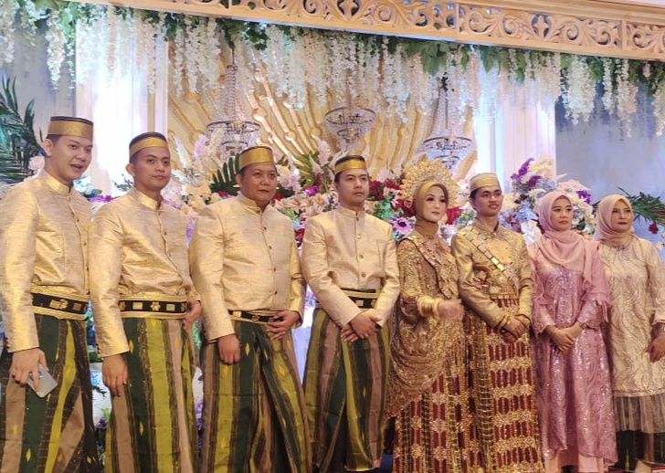 Andi Arsyil, pemeran film "Ketika Cinta Bertasbih" (ujung kiri), meriahkan pesta nikah adiknya di Makassar. (Foto: Rakyat.News/Azhar Azhari Amin)