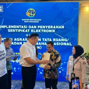Penjabat Bupati Bantaeng Terima Sertipikat Elektronik dari Menteri ATR/BPN.