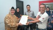 Indira Yusuf Ismail Serahkan SK 100% Pada Pegawai PD Parkir Makassar Raya