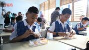 Siswa SMP 1 Makassar Sedang Menyantap Makan Bergizi Gratis