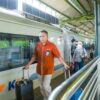 Apresiasi Pelanggan, Porter Stasiun Gambir Berikan Layanan Angkut Barang Gratis