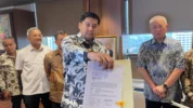 Menteri Perumahan dan Kawasan Permukiman (PKP) Maruarar Sirait (Ara) Saat Tunjukkan Surat Undangan Resmi Untuk Pimpinan Lippo Group