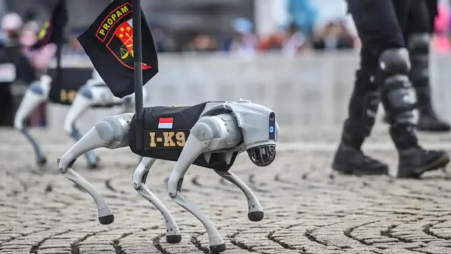 Robot K9 Melakukan Defile Saat Upacara HUT ke-79 Bhayangkara