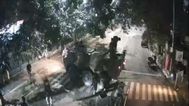 Bentrok Polisi-Kelompok Mahasiswa Pecah di Sekitar Kampus Unisba dan Unpas