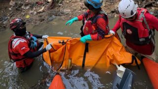 2 Bocah Hanyut di Kali Cikarang Ditemukan Meninggal, Satu Masih dalam Pencarian