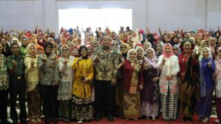 Wali Kota Bekasi, Tri Adhianto Saat Menghadiri Semarak Peringatan Hari Ibu Tingkat Kota Bekasi