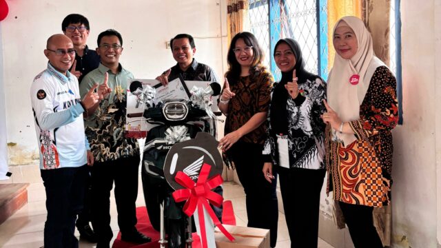 Pengabdian 17 Tahun di Pedalaman, Guru Asal Konawe Terima Apresiasi dari Astra Honda