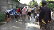 Warga Cinta Mulya Gotong Royong Melakukan Pengecoran Jalan Cipasir Sepanjang 130 Meter