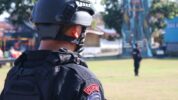 Personel Brimob Mengenakan Helm dan Rompi Khusus